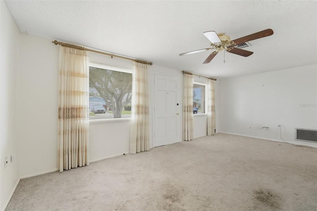 合同活跃: $175,900 (2 贝兹, 1 浴室, 1055 平方英尺)