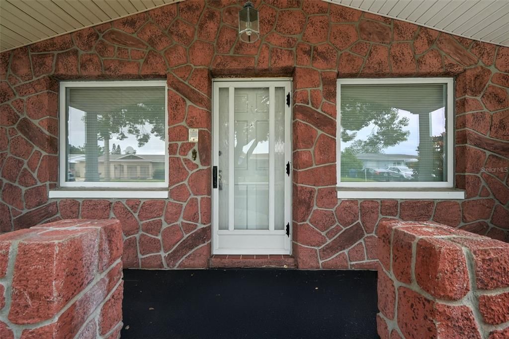 合同活跃: $175,900 (2 贝兹, 1 浴室, 1055 平方英尺)