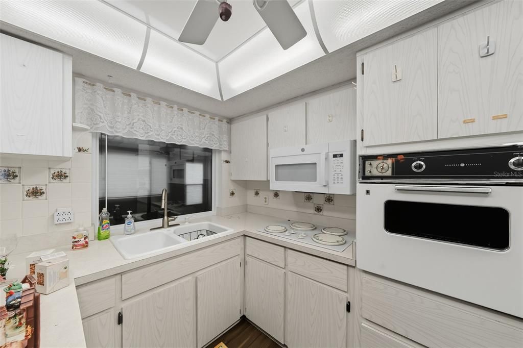 合同活跃: $175,900 (2 贝兹, 1 浴室, 1055 平方英尺)