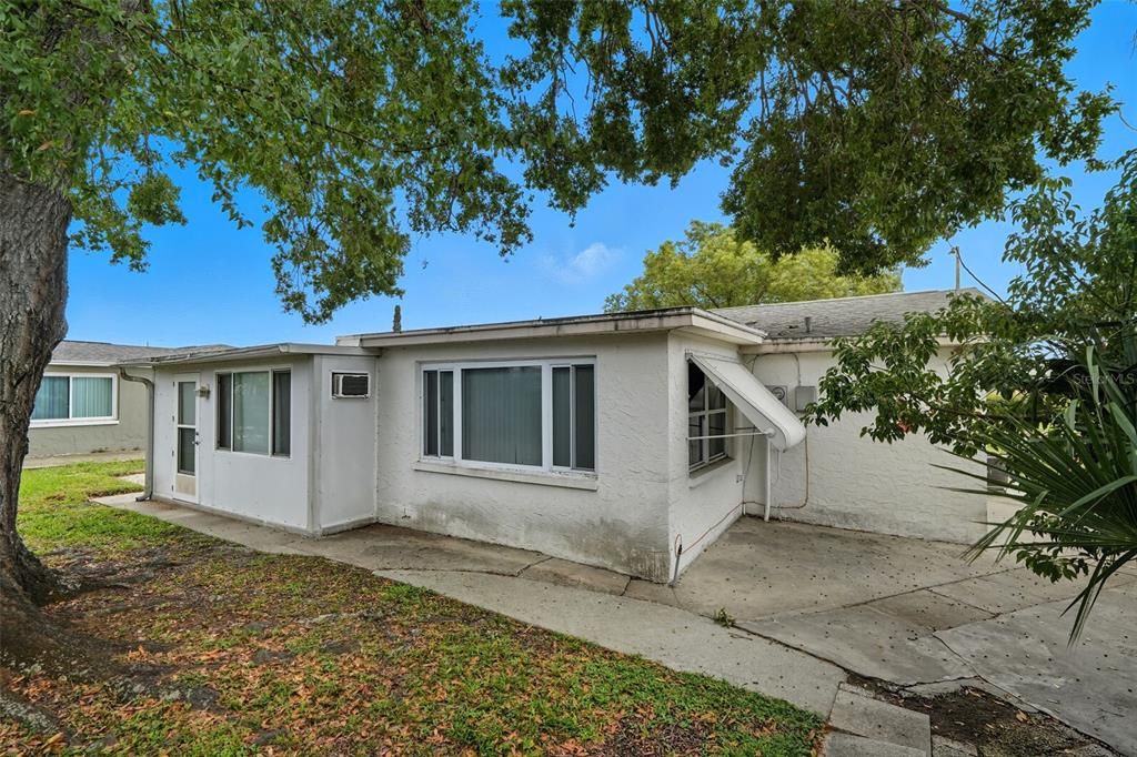 合同活跃: $175,900 (2 贝兹, 1 浴室, 1055 平方英尺)