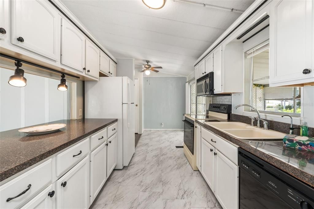 待售: $142,000 (2 贝兹, 2 浴室, 960 平方英尺)