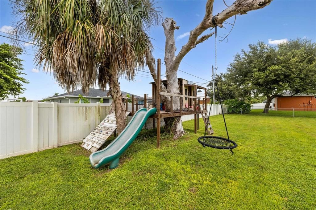 For Sale: $347,000 (3 beds, 2 baths, 1272 Square Feet)