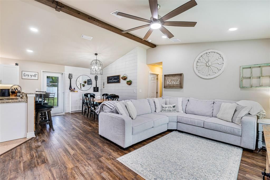 For Sale: $347,000 (3 beds, 2 baths, 1272 Square Feet)