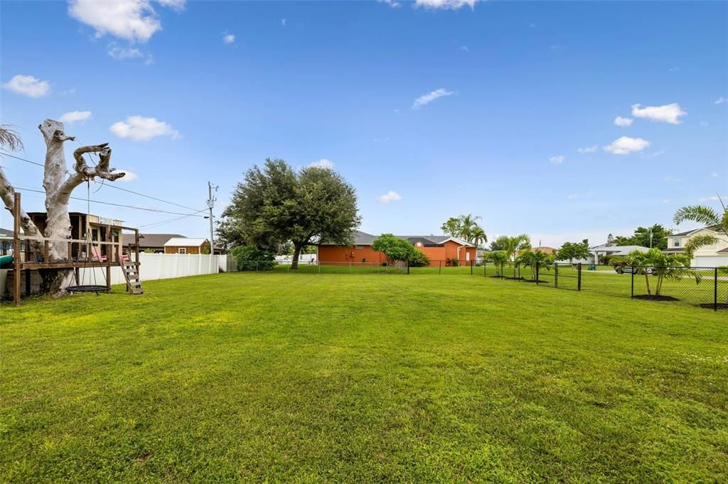 For Sale: $347,000 (3 beds, 2 baths, 1272 Square Feet)