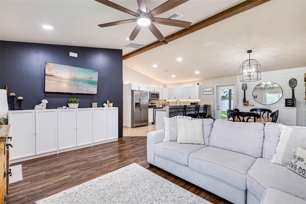 For Sale: $347,000 (3 beds, 2 baths, 1272 Square Feet)