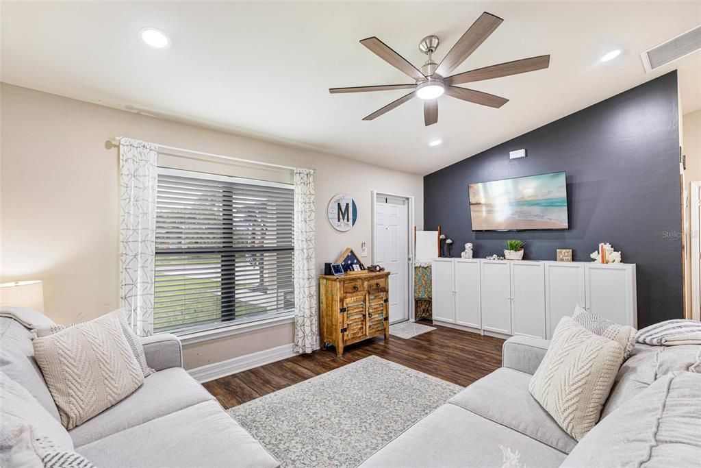 For Sale: $347,000 (3 beds, 2 baths, 1272 Square Feet)