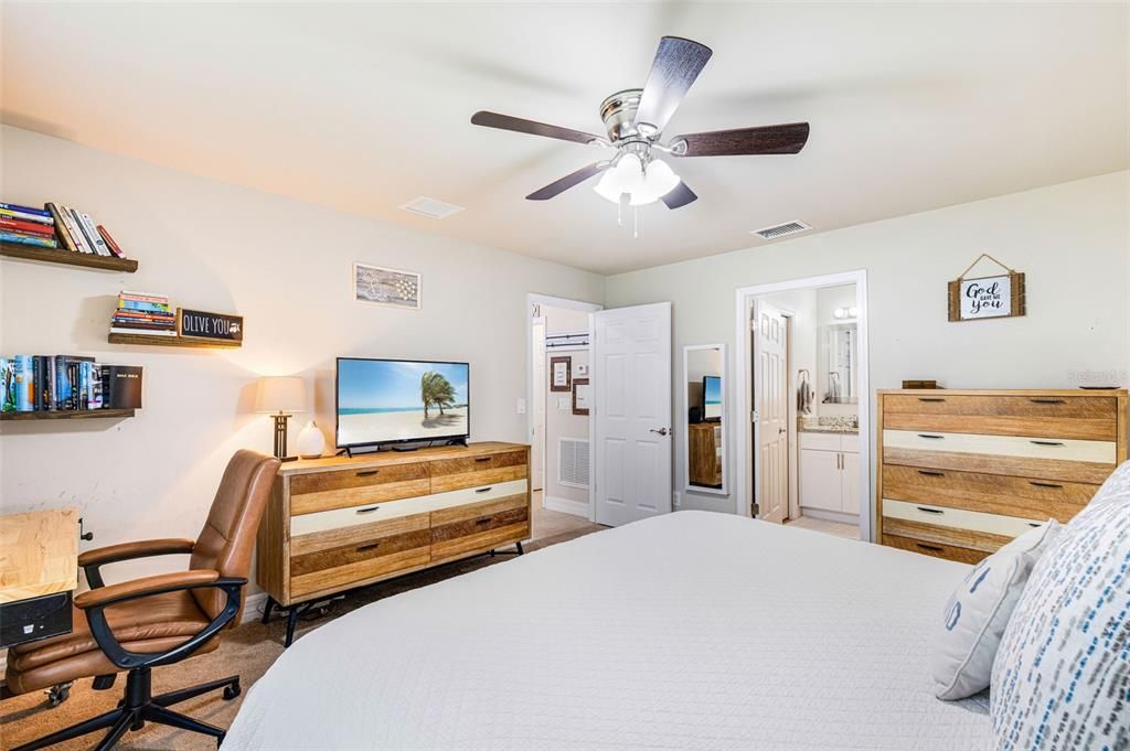 For Sale: $347,000 (3 beds, 2 baths, 1272 Square Feet)