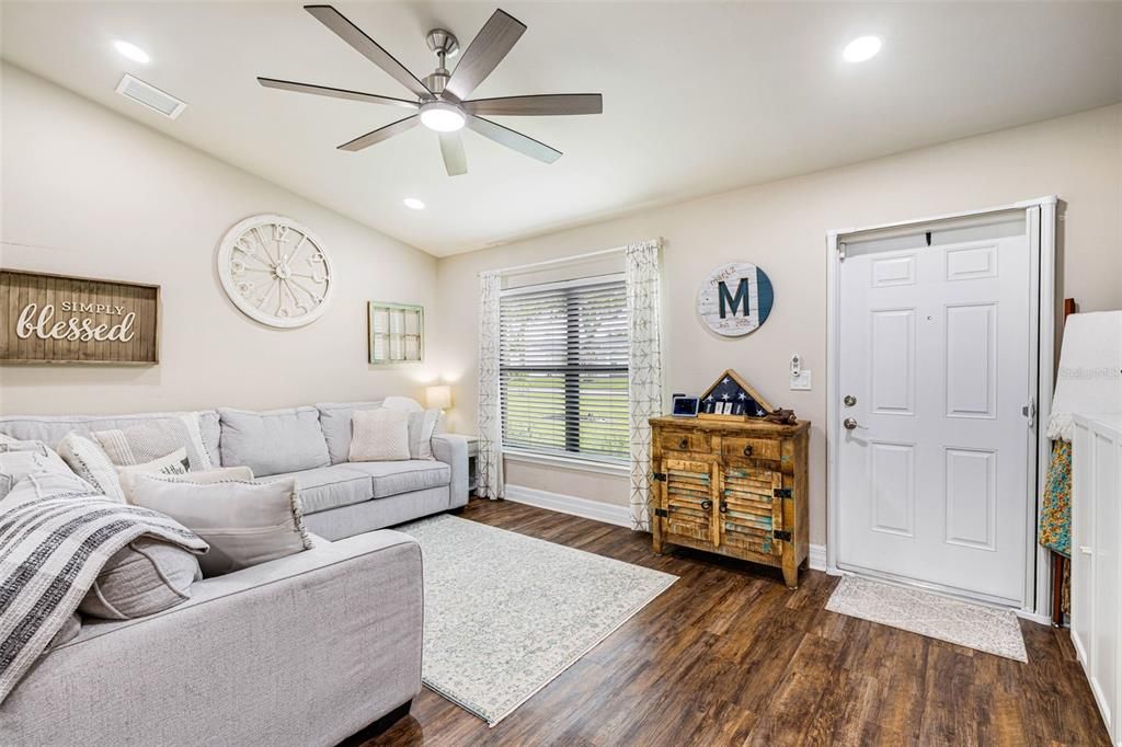 For Sale: $347,000 (3 beds, 2 baths, 1272 Square Feet)