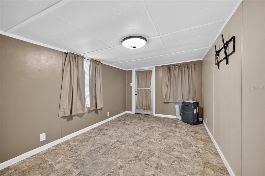 Active With Contract: $100,000 (2 beds, 1 baths, 520 Square Feet)