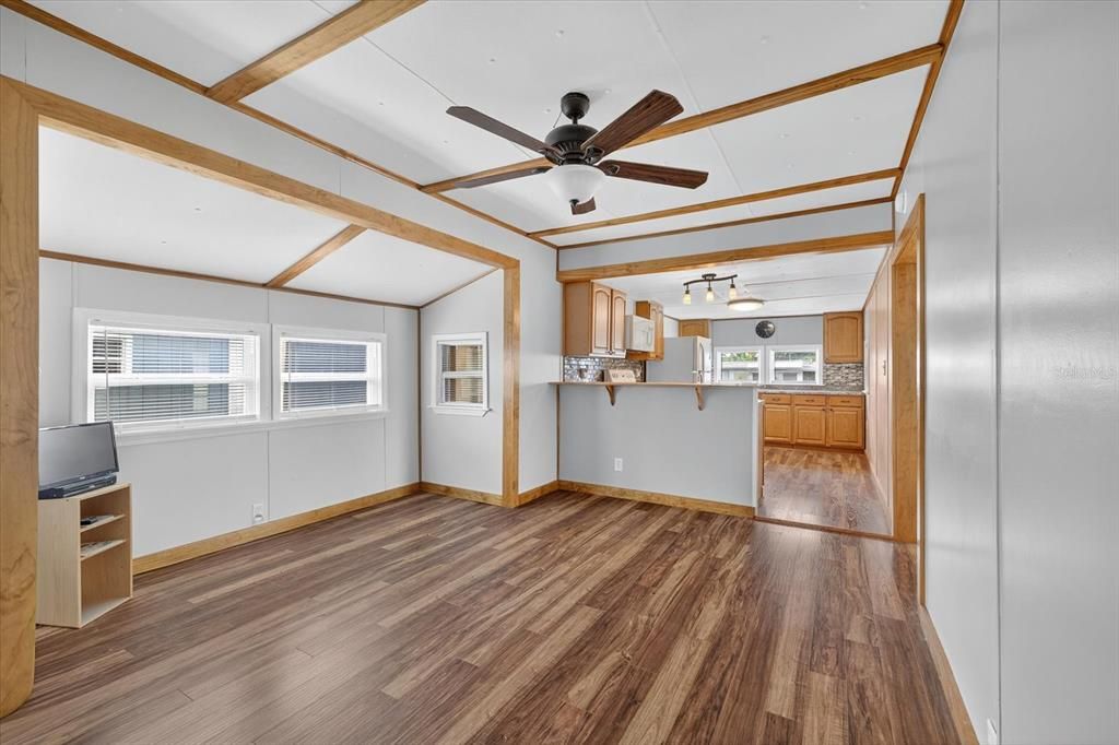 Active With Contract: $100,000 (2 beds, 1 baths, 520 Square Feet)