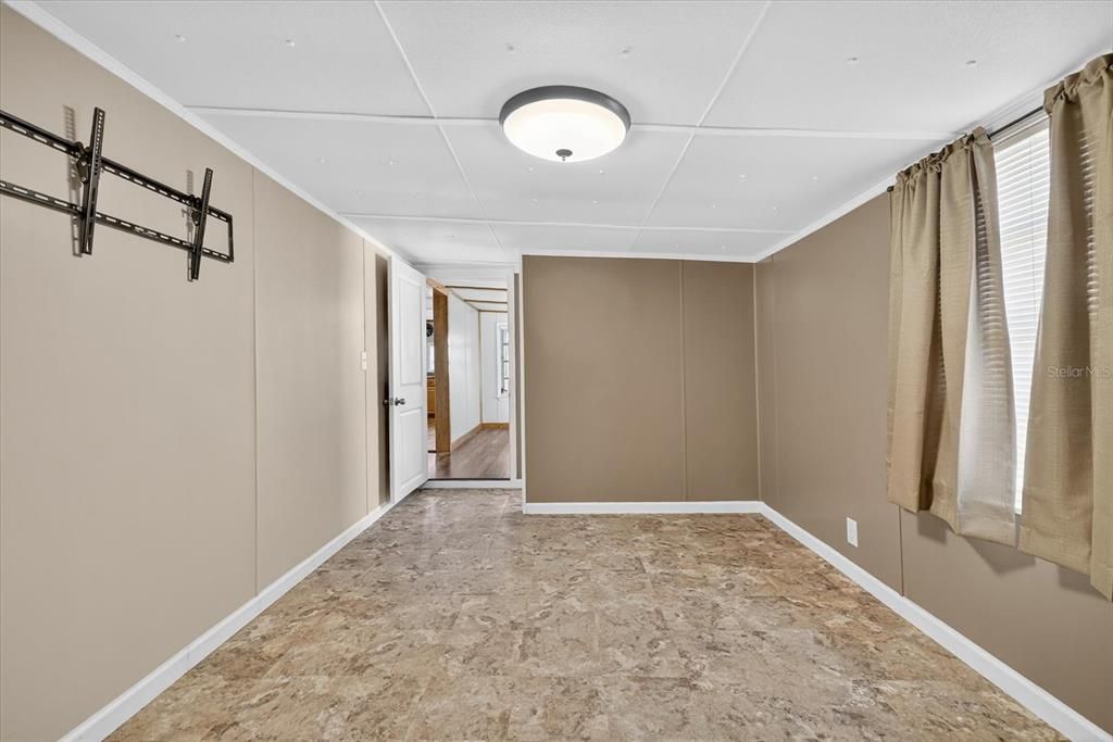 Active With Contract: $100,000 (2 beds, 1 baths, 520 Square Feet)