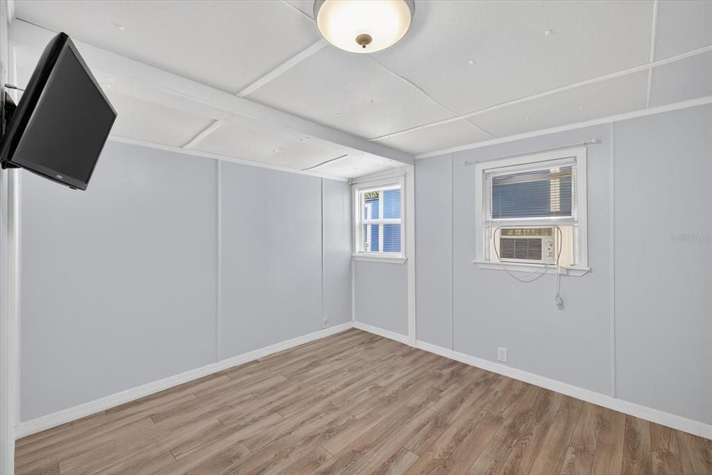 Active With Contract: $100,000 (2 beds, 1 baths, 520 Square Feet)