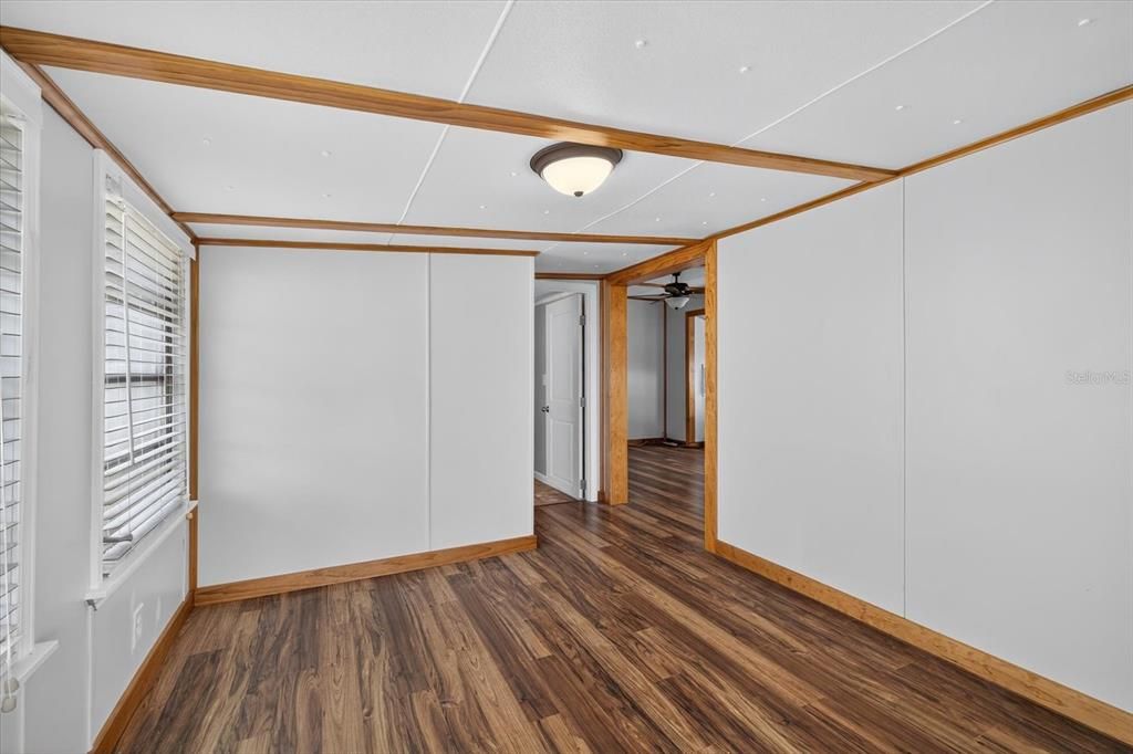 Active With Contract: $100,000 (2 beds, 1 baths, 520 Square Feet)