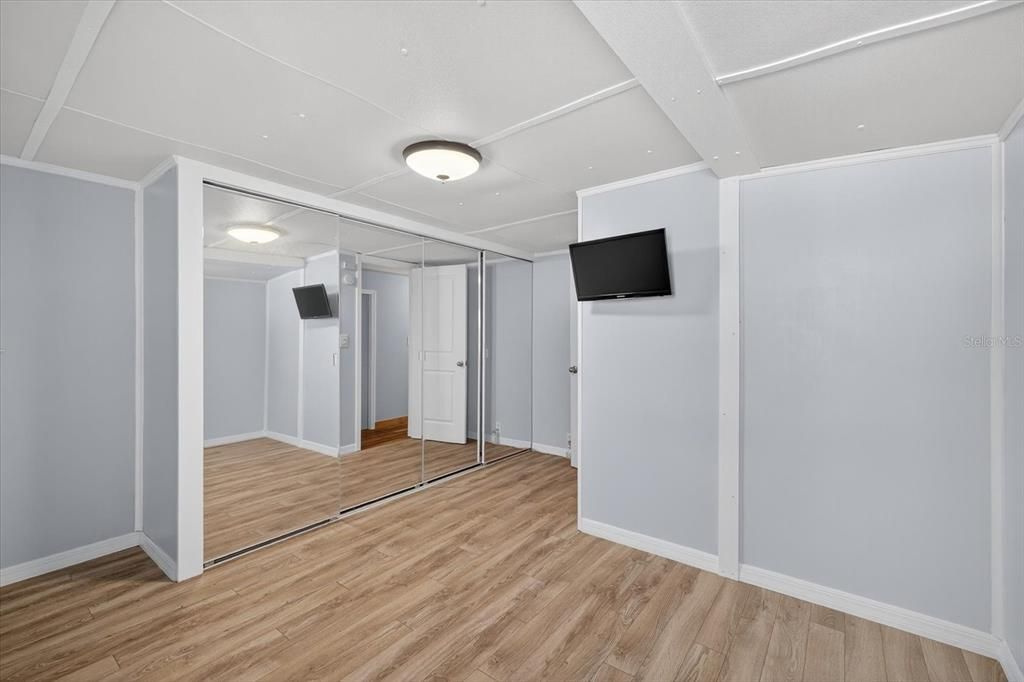 Active With Contract: $100,000 (2 beds, 1 baths, 520 Square Feet)