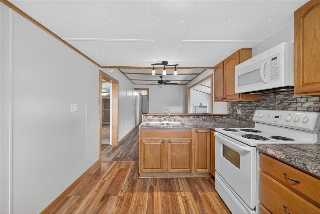 Active With Contract: $100,000 (2 beds, 1 baths, 520 Square Feet)