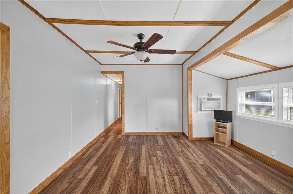 Active With Contract: $100,000 (2 beds, 1 baths, 520 Square Feet)