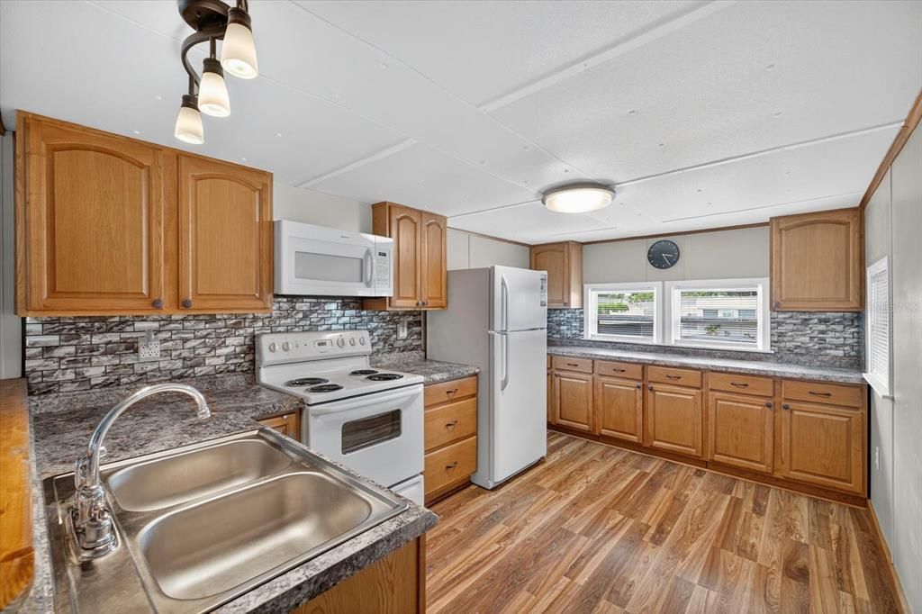 Active With Contract: $100,000 (2 beds, 1 baths, 520 Square Feet)