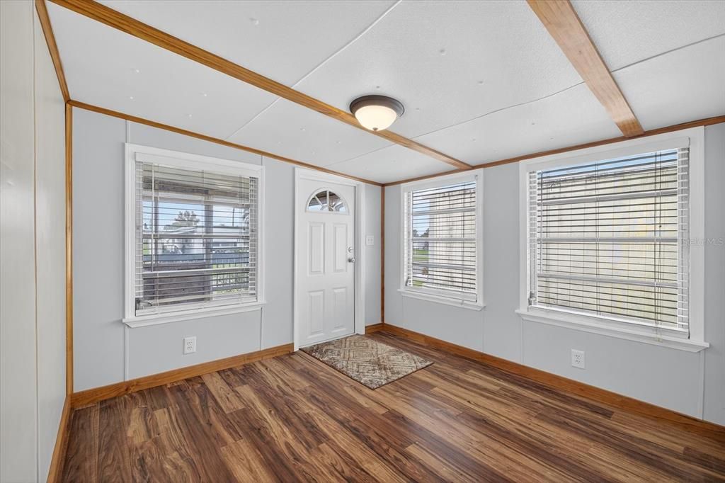 Active With Contract: $100,000 (2 beds, 1 baths, 520 Square Feet)