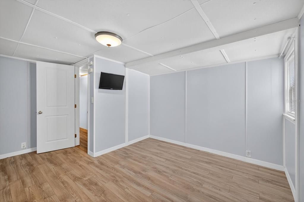 Active With Contract: $100,000 (2 beds, 1 baths, 520 Square Feet)