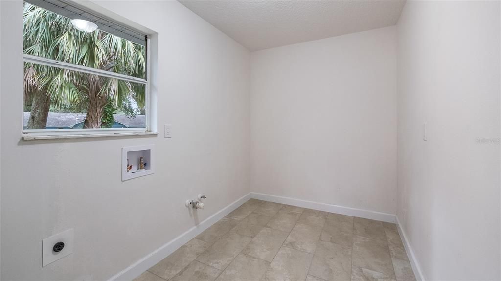 На продажу: $325,000 (3 спален, 2 ванн, 1118 Квадратных фут)