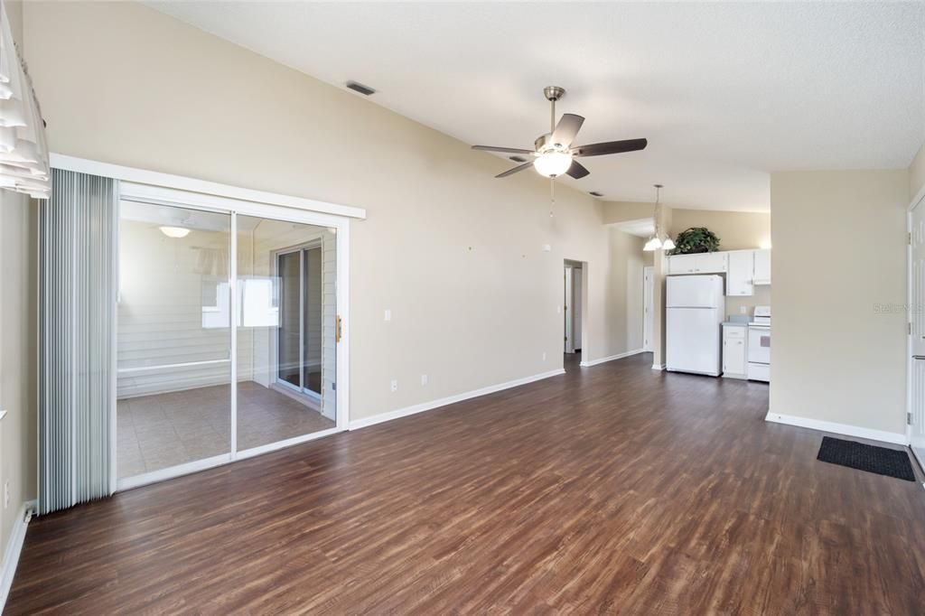 For Sale: $189,900 (2 beds, 2 baths, 929 Square Feet)