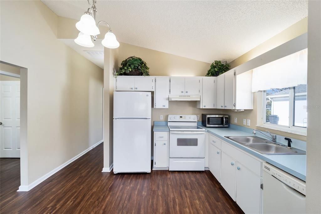 For Sale: $189,900 (2 beds, 2 baths, 929 Square Feet)