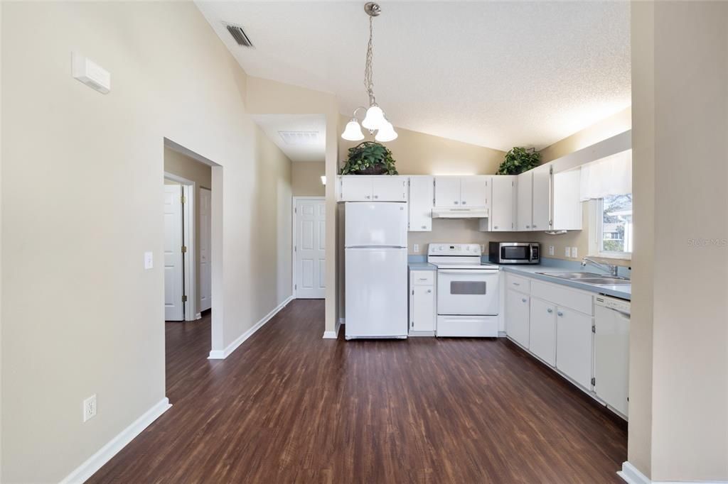 For Sale: $189,900 (2 beds, 2 baths, 929 Square Feet)