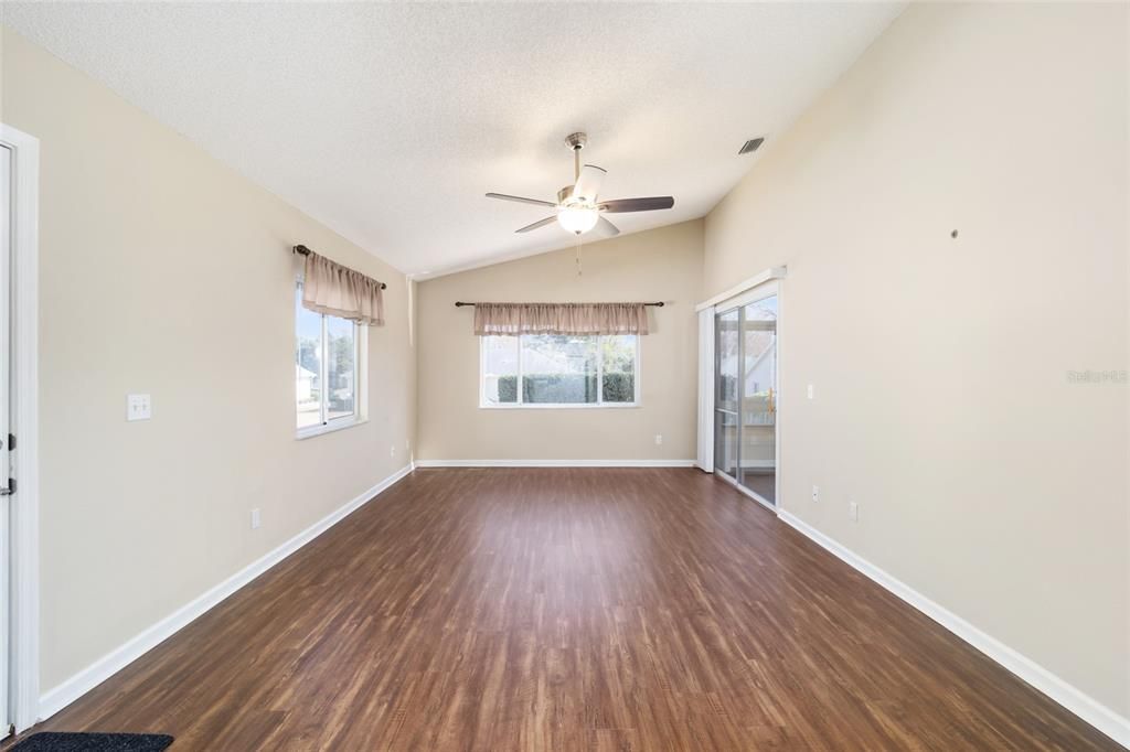 For Sale: $189,900 (2 beds, 2 baths, 929 Square Feet)