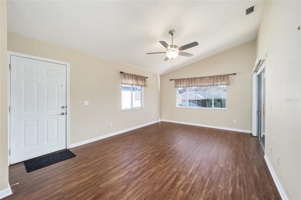 For Sale: $189,900 (2 beds, 2 baths, 929 Square Feet)