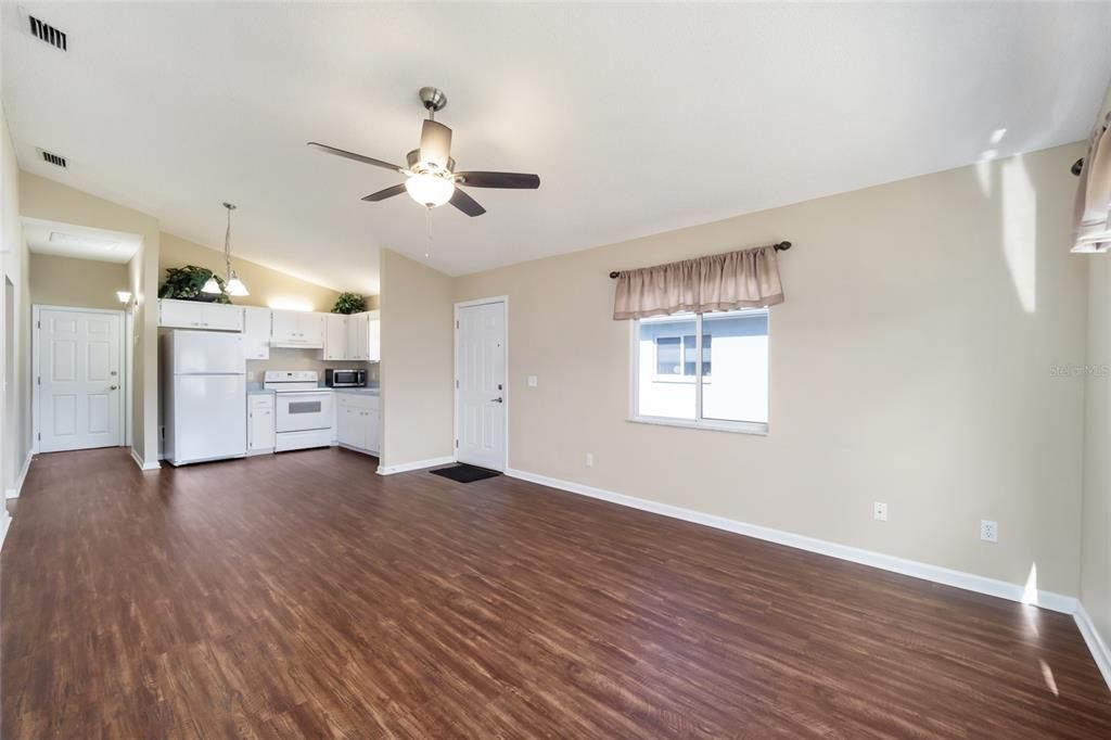 For Sale: $189,900 (2 beds, 2 baths, 929 Square Feet)