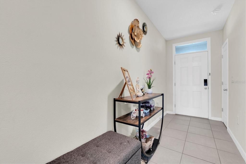 Под контрактом: $2,600 (4 спален, 2 ванн, 1828 Квадратных фут)