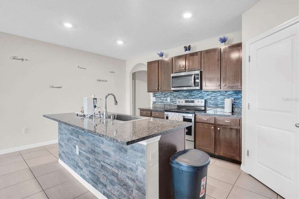 Под контрактом: $2,600 (4 спален, 2 ванн, 1828 Квадратных фут)