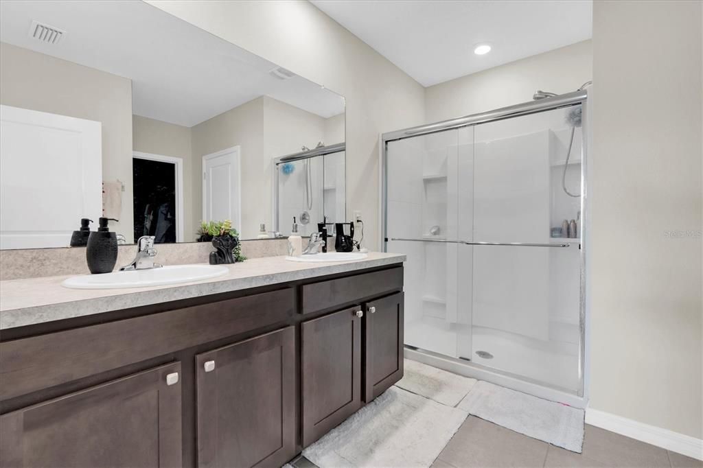 Под контрактом: $2,600 (4 спален, 2 ванн, 1828 Квадратных фут)