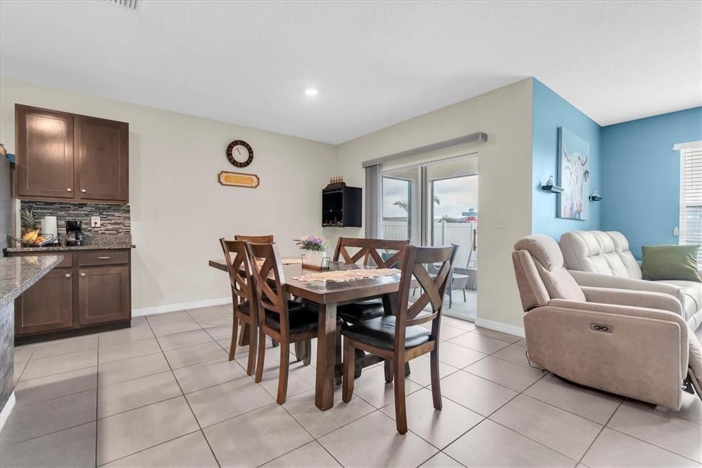 Под контрактом: $2,600 (4 спален, 2 ванн, 1828 Квадратных фут)