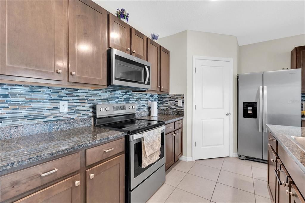 Под контрактом: $2,600 (4 спален, 2 ванн, 1828 Квадратных фут)