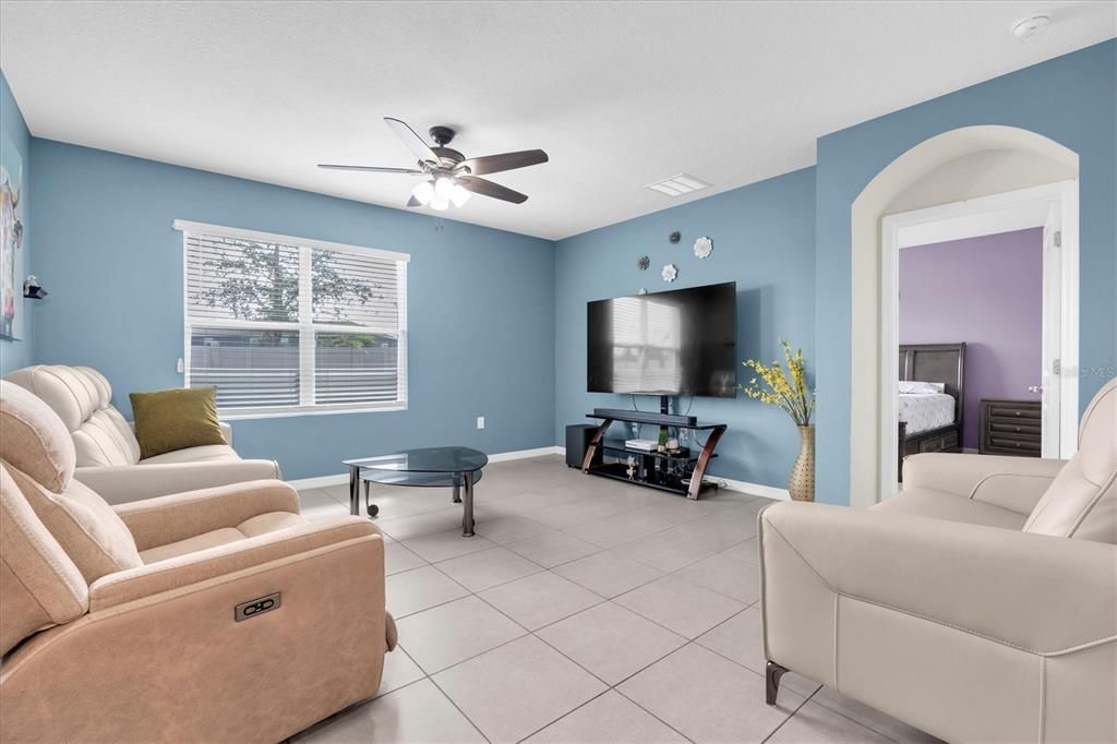 Под контрактом: $2,600 (4 спален, 2 ванн, 1828 Квадратных фут)