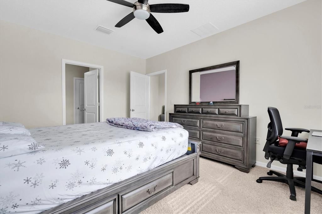 Под контрактом: $2,600 (4 спален, 2 ванн, 1828 Квадратных фут)