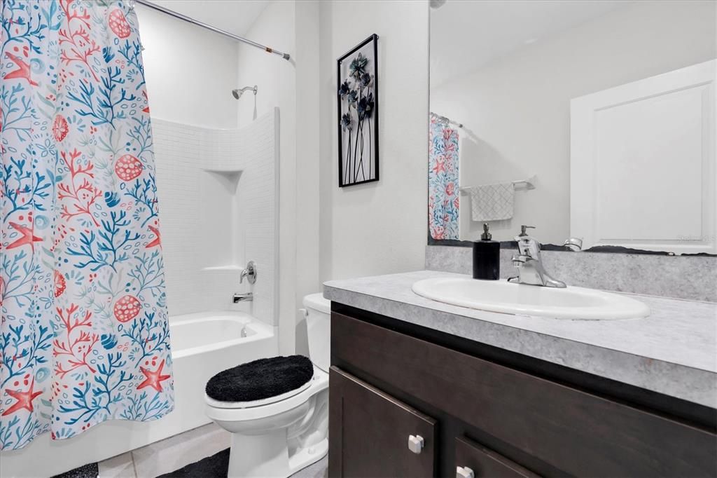 Под контрактом: $2,600 (4 спален, 2 ванн, 1828 Квадратных фут)