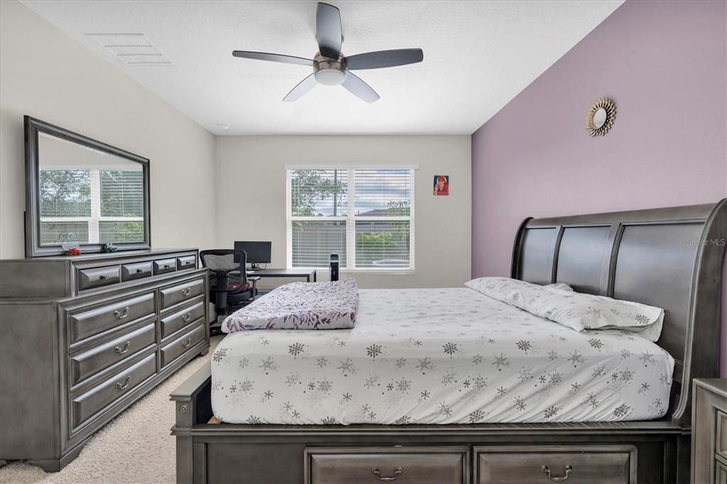 Под контрактом: $2,600 (4 спален, 2 ванн, 1828 Квадратных фут)