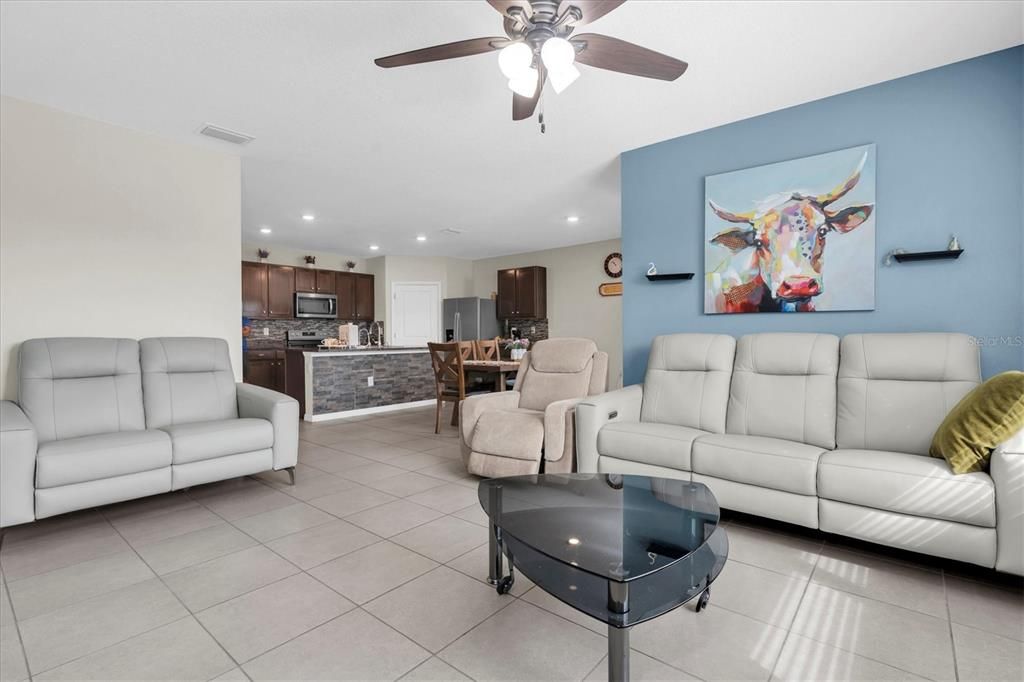 Под контрактом: $2,600 (4 спален, 2 ванн, 1828 Квадратных фут)