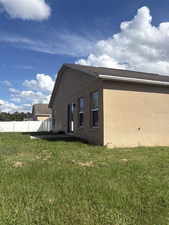 For Rent: $2,100 (3 beds, 2 baths, 1305 Square Feet)