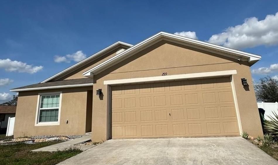 For Rent: $2,100 (3 beds, 2 baths, 1305 Square Feet)