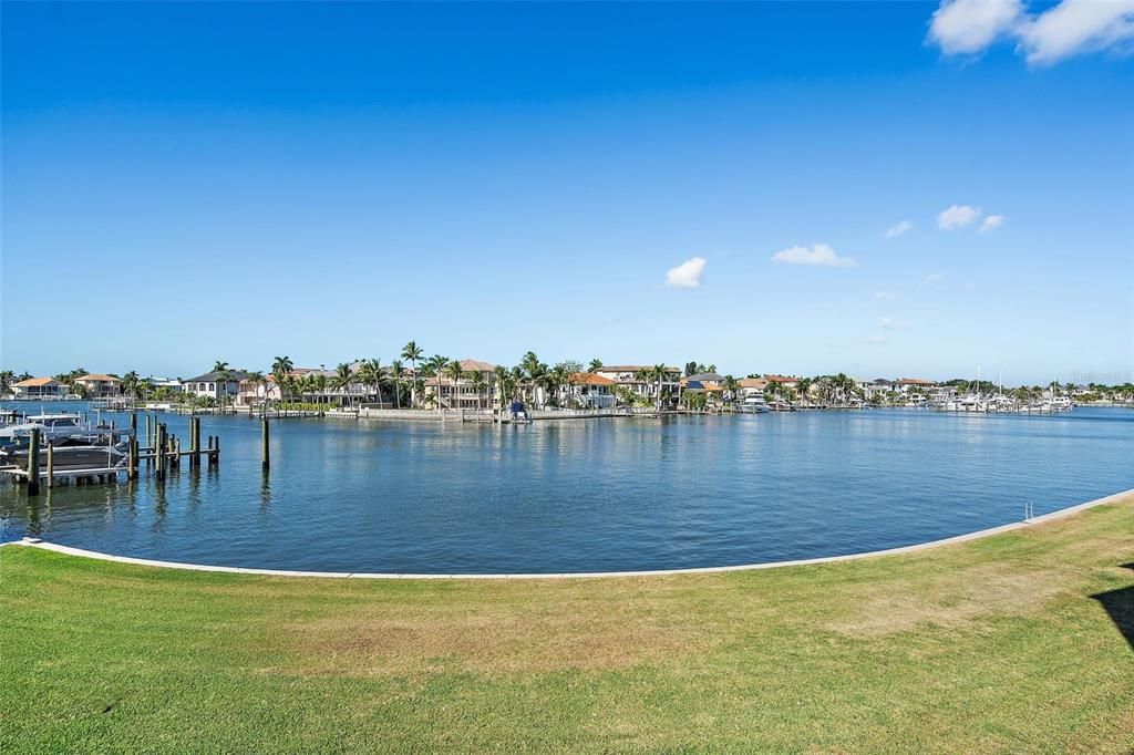 Под контрактом: $1,295,000 (4 спален, 3 ванн, 2280 Квадратных фут)