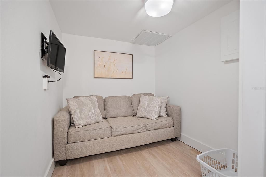 Под контрактом: $1,295,000 (4 спален, 3 ванн, 2280 Квадратных фут)