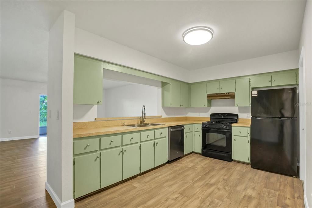 На продажу: $179,900 (2 спален, 1 ванн, 1280 Квадратных фут)