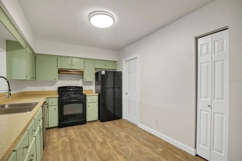 На продажу: $179,900 (2 спален, 1 ванн, 1280 Квадратных фут)