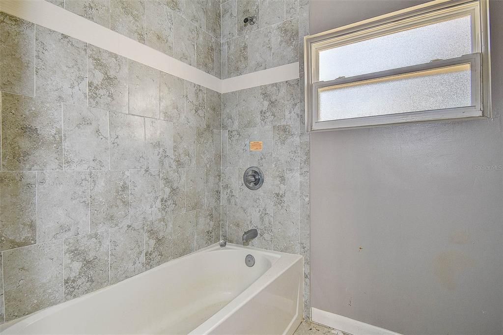 Activo con contrato: $175,000 (3 camas, 2 baños, 1420 Pies cuadrados)