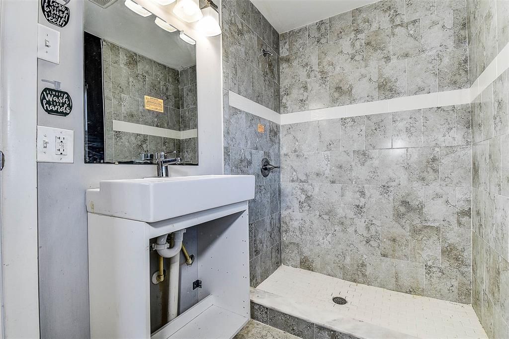 Activo con contrato: $175,000 (3 camas, 2 baños, 1420 Pies cuadrados)