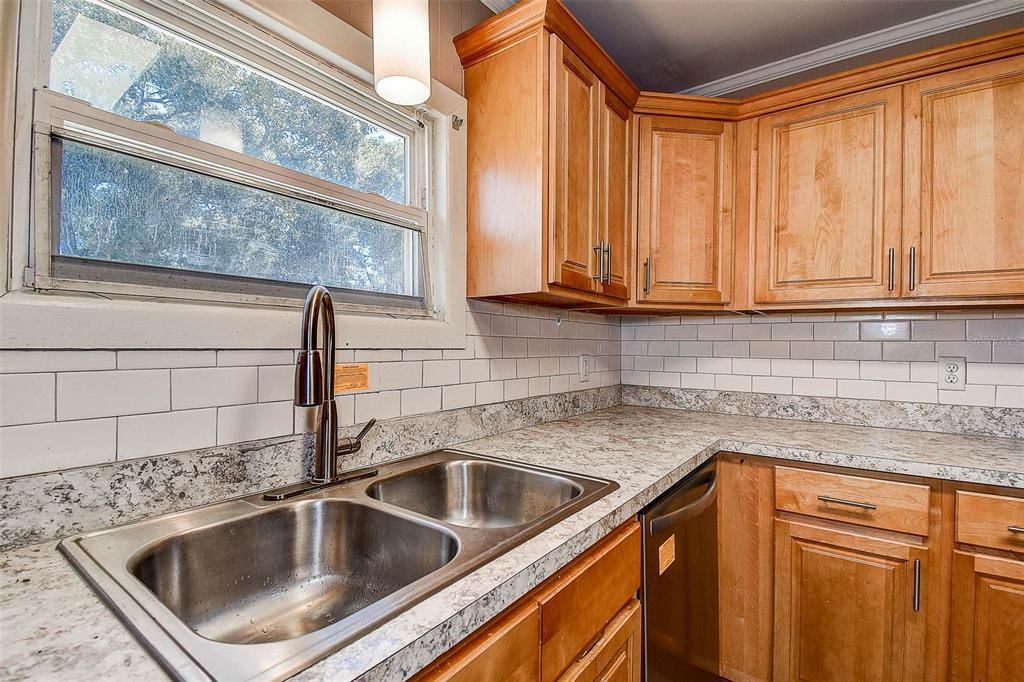 Activo con contrato: $175,000 (3 camas, 2 baños, 1420 Pies cuadrados)