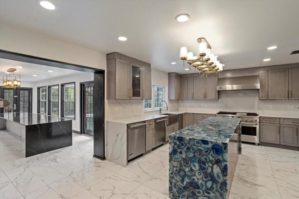 待售: $970,000 (5 贝兹, 3 浴室, 6396 平方英尺)